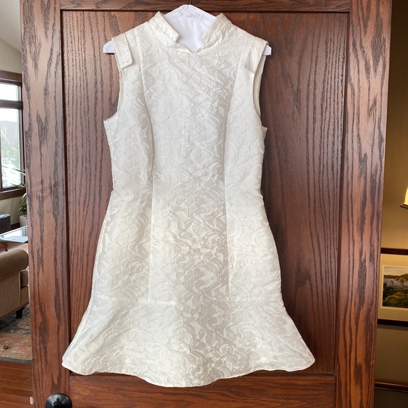 Gucci white mandarin collar dress. Size Large. Elegant sleeveless tulip skirt. - Picture 10 of 10